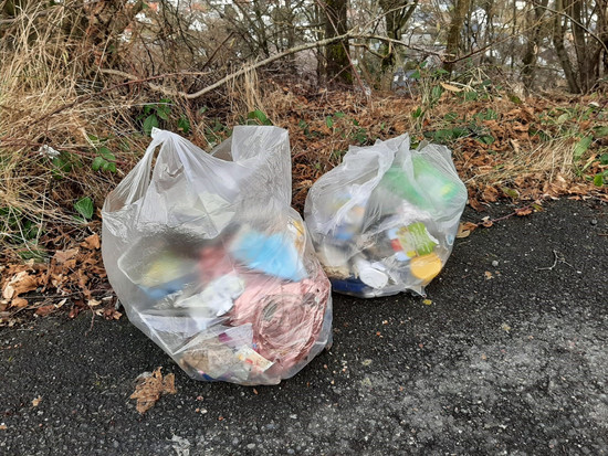 Zwei Löhnberger Kinder auf Müllsammeltour